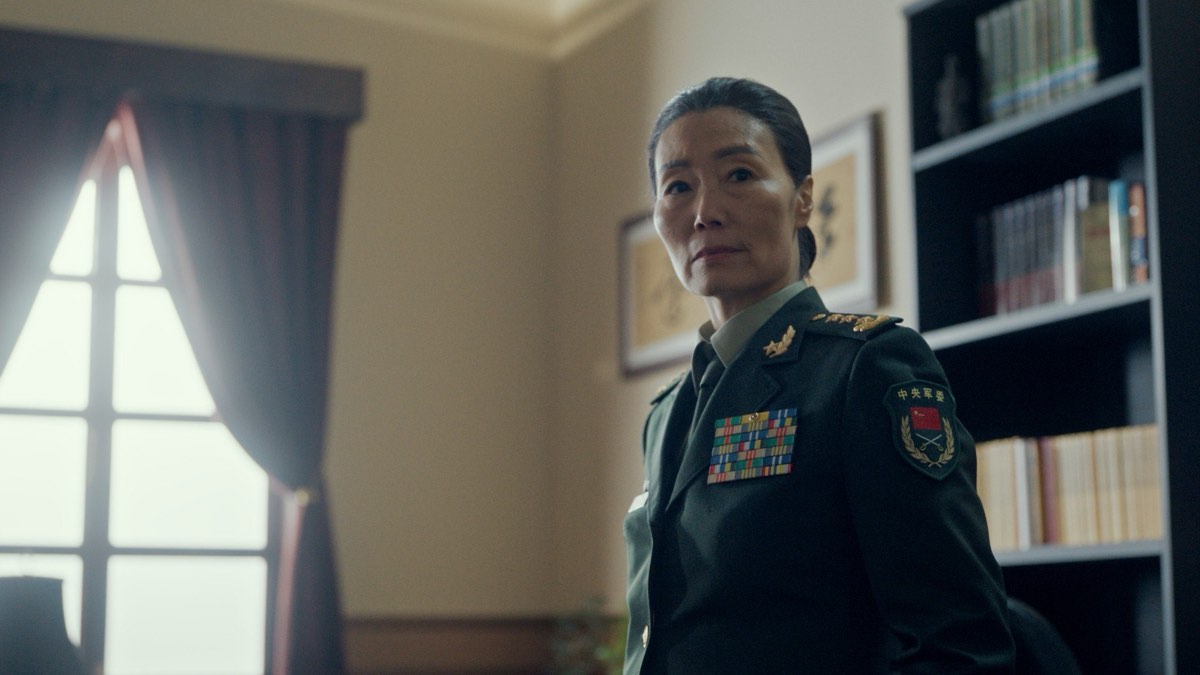 《超限戰》劇照：一名身著軍裝的女性軍官站在辦公室窗邊
